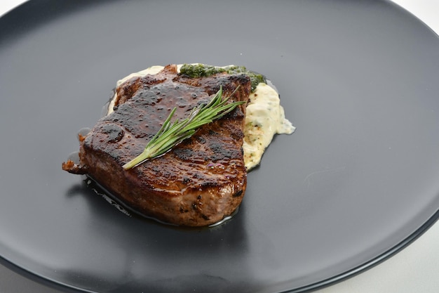 steak fraîchement grillé isolé sur fond blanc