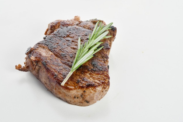 steak fraîchement grillé isolé sur fond blanc
