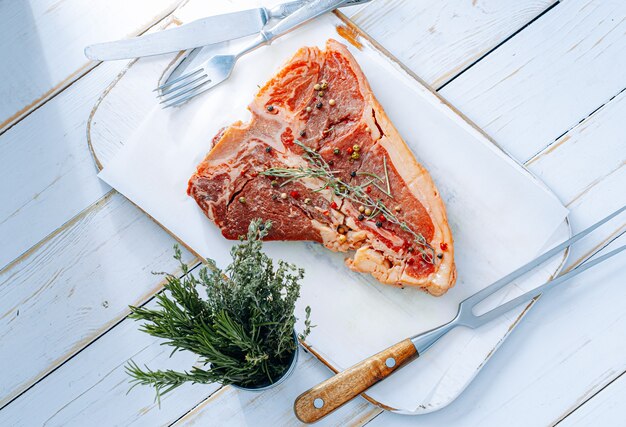 Steak frais pour le dîner. steak de bœuf cru de première qualité prêt à cuire