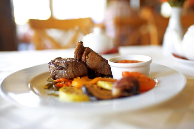 Photo un steak frais sur la table du restaurant.