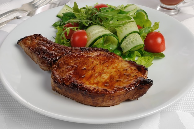 Steak frit sur l'os avec légumes et ketchup