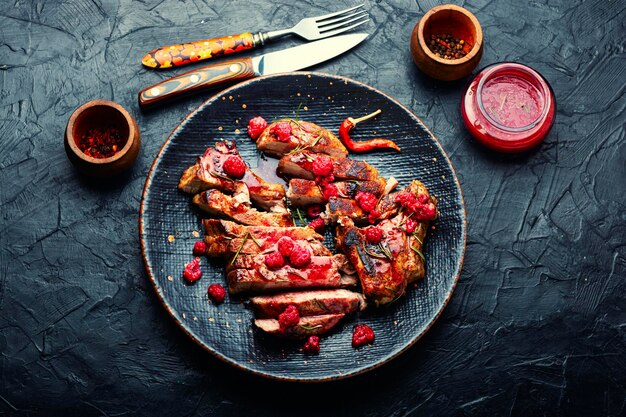 Steak frit avec sauce aux framboises