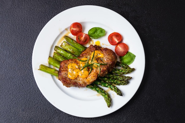 Steak gastronomique aux asperges vertes. Concept pour un repas savoureux et sain. Fermer.