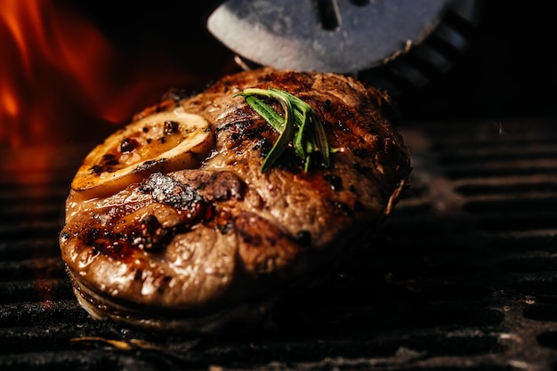 Steak sur le gril avec des flammes steak de boeuf cru sur un lieu de recette de menu de bannière de grill barbecue pour la vue de dessus de texte