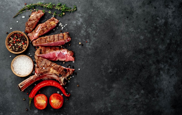 steak grillé aux épices, thym sur fond de pierre. avec espace de copie pour votre texte