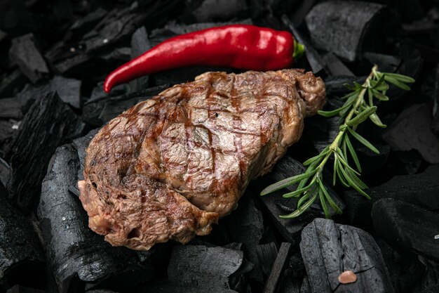 steak grillé sur fond de charbon de bois noir