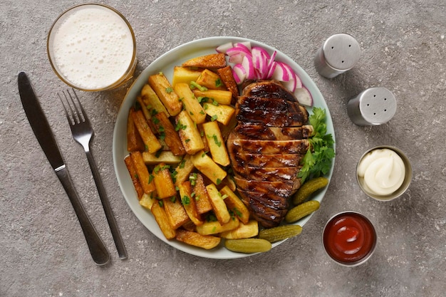 Steak grillé garni de frites