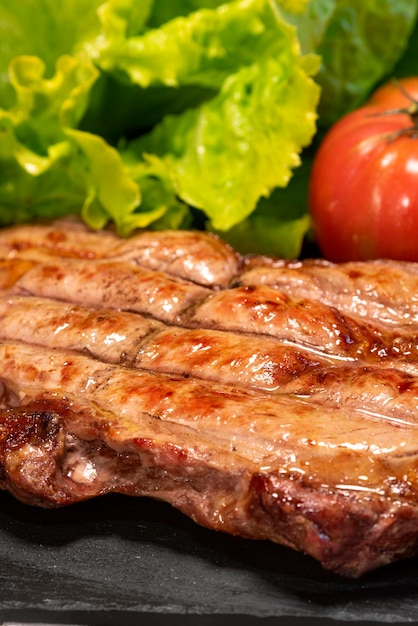 Steak grillé avec laitue et tomate