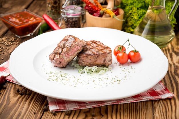 Steak grillé et légumes sur le gril