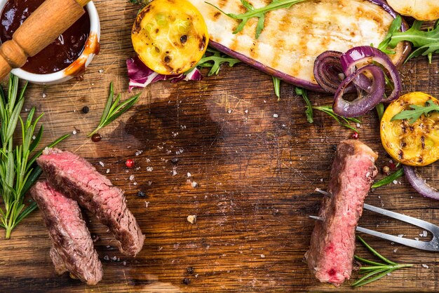 Steak grillé légumes herbes épices et glaçage