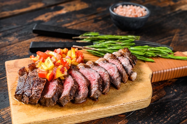 Steak grillé sur une planche à découper