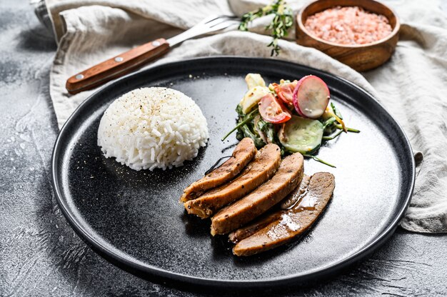 Steak grillé avec poitrine de poulet, garni de riz. Vue de dessus