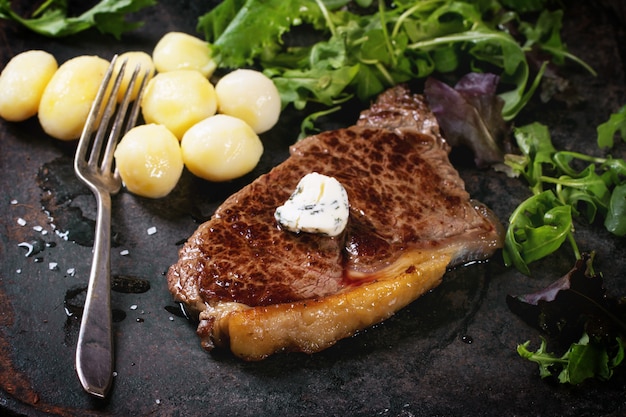 Steak grillé avec pommes de terre