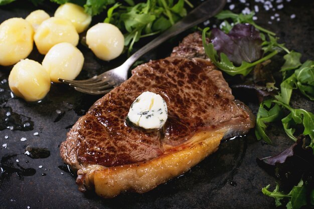 Steak grillé avec pommes de terre