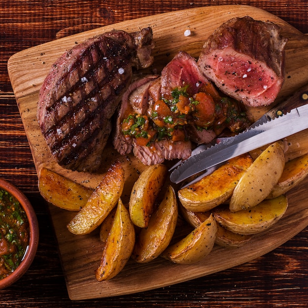 Steak grillé avec quartiers de pommes de terre, salsa et épices.