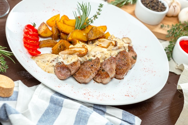 Steak grillé avec quartiers de pommes de terre