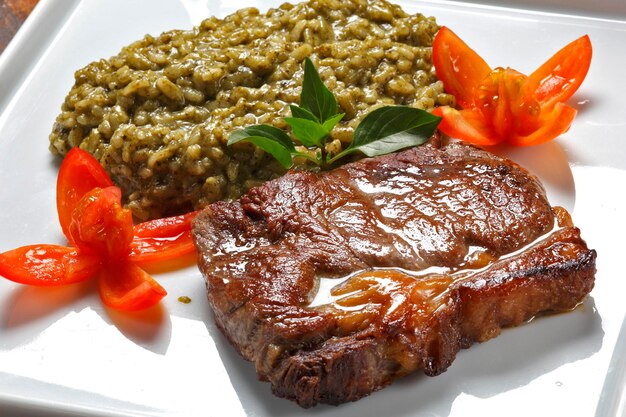 Steak grillé avec risotto