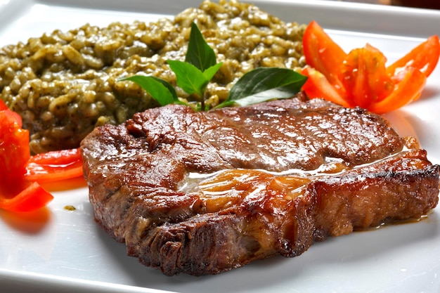 Steak grillé avec risotto