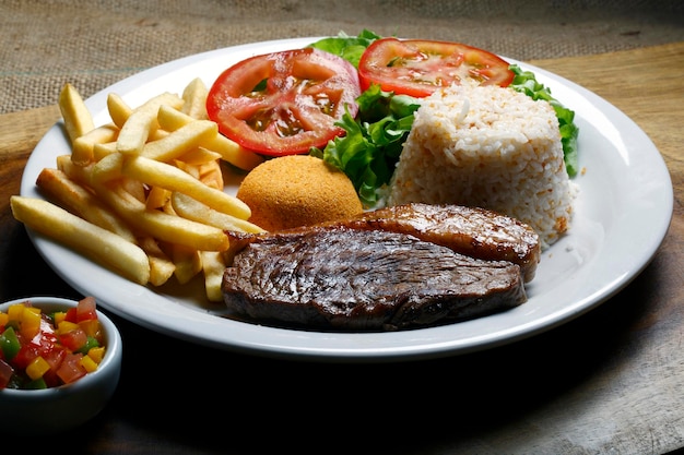 Steak grillé avec riz aux pommes de terre et légumes