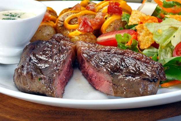 Steak grillé avec riz aux pommes de terre et légumes