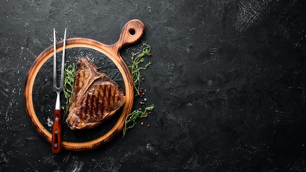 Steak grillé sur une table en pierre Vue de dessus Espace libre pour le texte