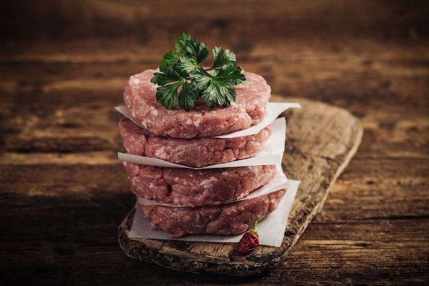 Steak de hamburger de viande de boeuf haché cru se bouchent