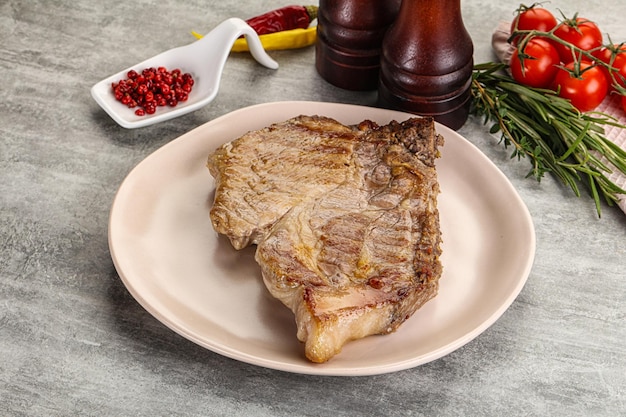 Un steak juteux au cou de porc grillé.