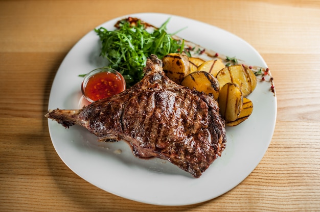 Steak juteux aux légumes, cuit sur le gril.