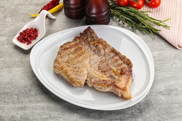 Steak juteux de cou de viande de porc grillé