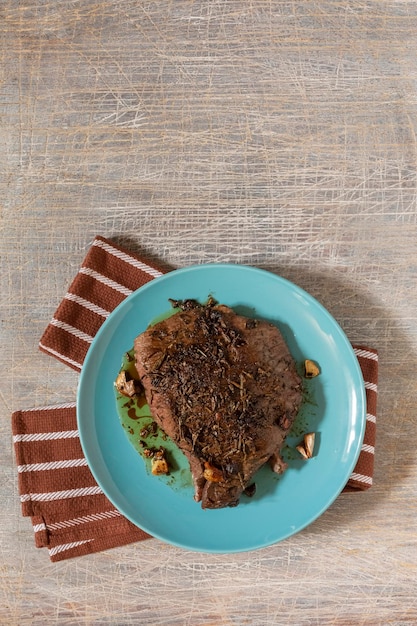Steak juteux avec du sang frit dans une casserole vue de dessus cuisine traditionnelle