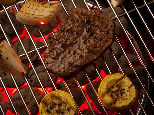 Steak avec légumes cuisson sur le gril.