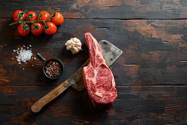 Steak de marché cru sur couperet à viande