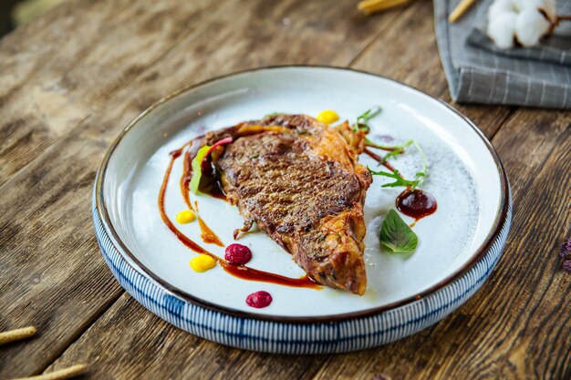 Steak de mouton grillé gastronomique sur la table en bois