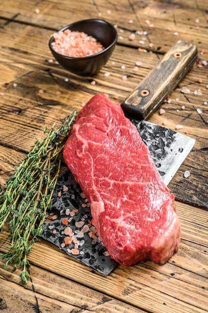 Steak de New York cru sur couperet, viande de bœuf