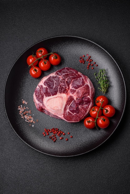 Steak d'ossobuco de bœuf frais avec épices et herbes salées sur fond de béton texturé