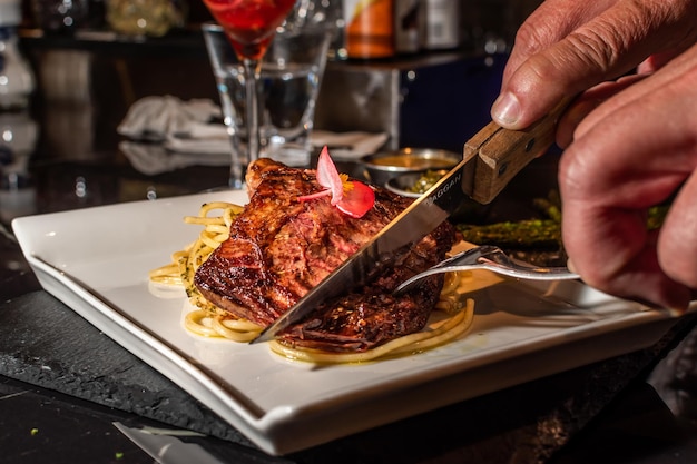 Steak avec pâtes et asperges