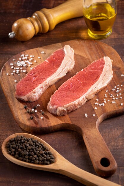 Steak de picanha cru sur la planche à découper