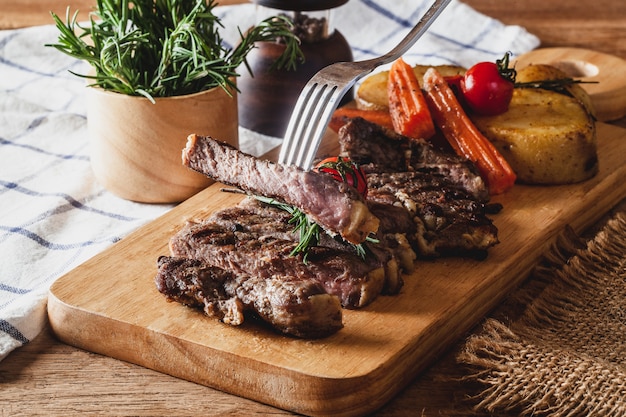 Steak sur une planche à découper en bois