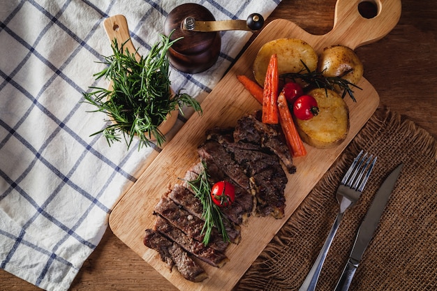 Steak sur une planche à découper en bois