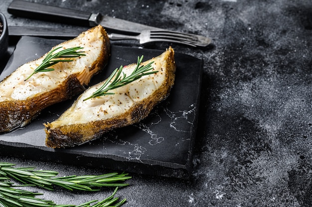 Steak de poisson au flétan cuit au four.