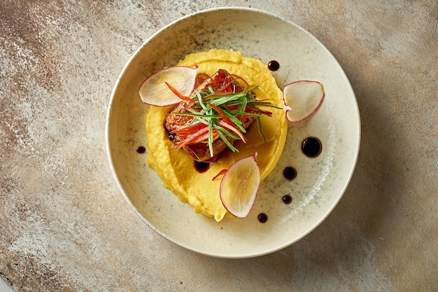 Steak de poisson-chat à la sauce aigre-douce avec purée de pommes de terre Gros plan sélectif