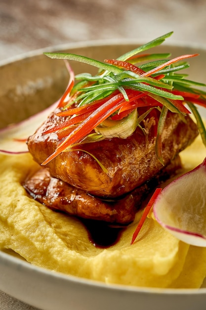 Steak de poisson-chat à la sauce aigre-douce avec purée de pommes de terre Gros plan sélectif