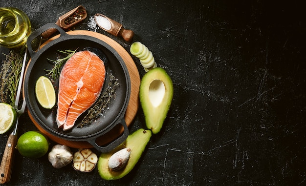 Steak de poisson cru. un morceau de saumon préparé pour la friture