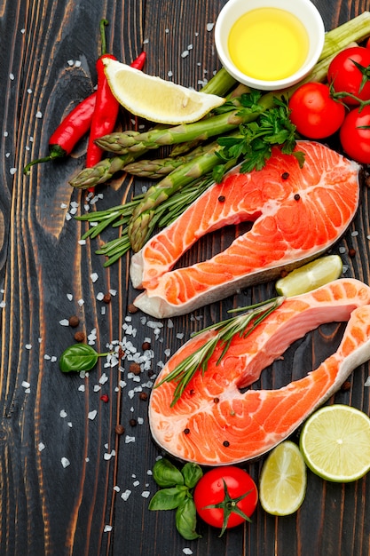 Steak de poisson rouge au saumon cru frais