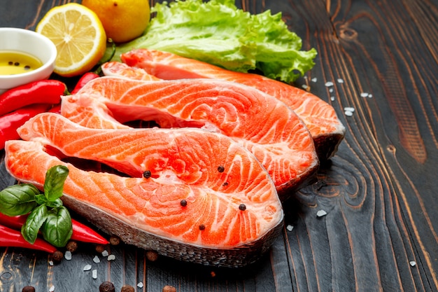 Steak de poisson rouge au saumon cru frais