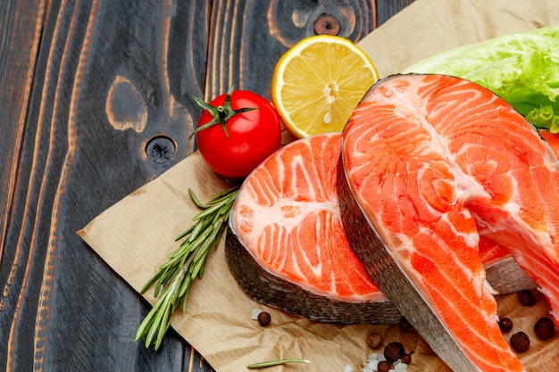 Steak de poisson rouge au saumon cru frais