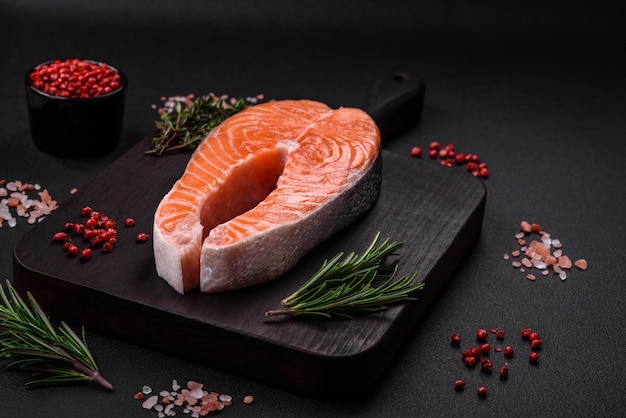 Steak de poisson rouge cru frais aux épices et herbes