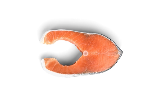 Steak de poisson rouge (saumon ou truite) isolé sur fond blanc. Vue de dessus.