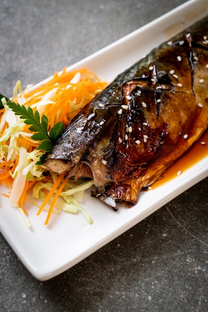 Steak de poisson Saba grillé avec sauce teriyaki