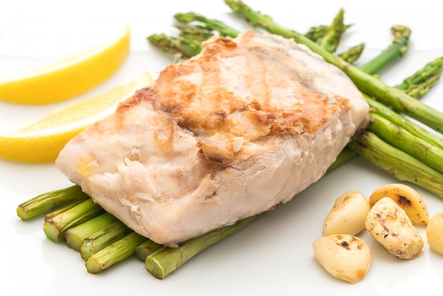 steak de poisson vivaneau grillé avec légumes